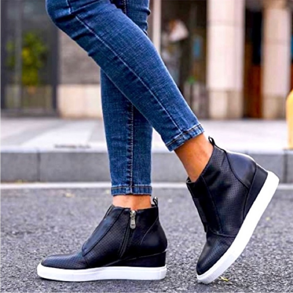 Mia Wedge Black Shoes Size 7.5